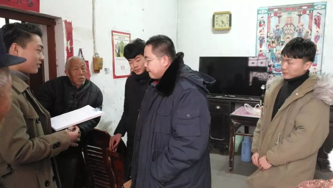 坚守扶贫一线的第一书记,村支书记来到脱贫攻坚第一线