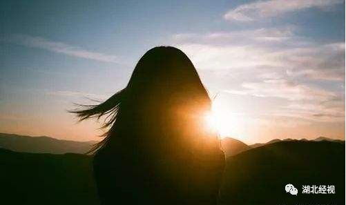 女子为报恩坚持10多年,女子手绣锦旗感谢民警追回31万元