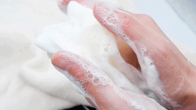 痘痘闭口里面有油脂,鼻子上的痘痘是青春痘还是粉刺