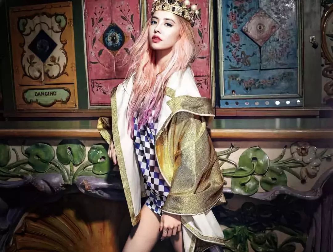 “过气”十年，凭什么她发个问号也能上热搜？