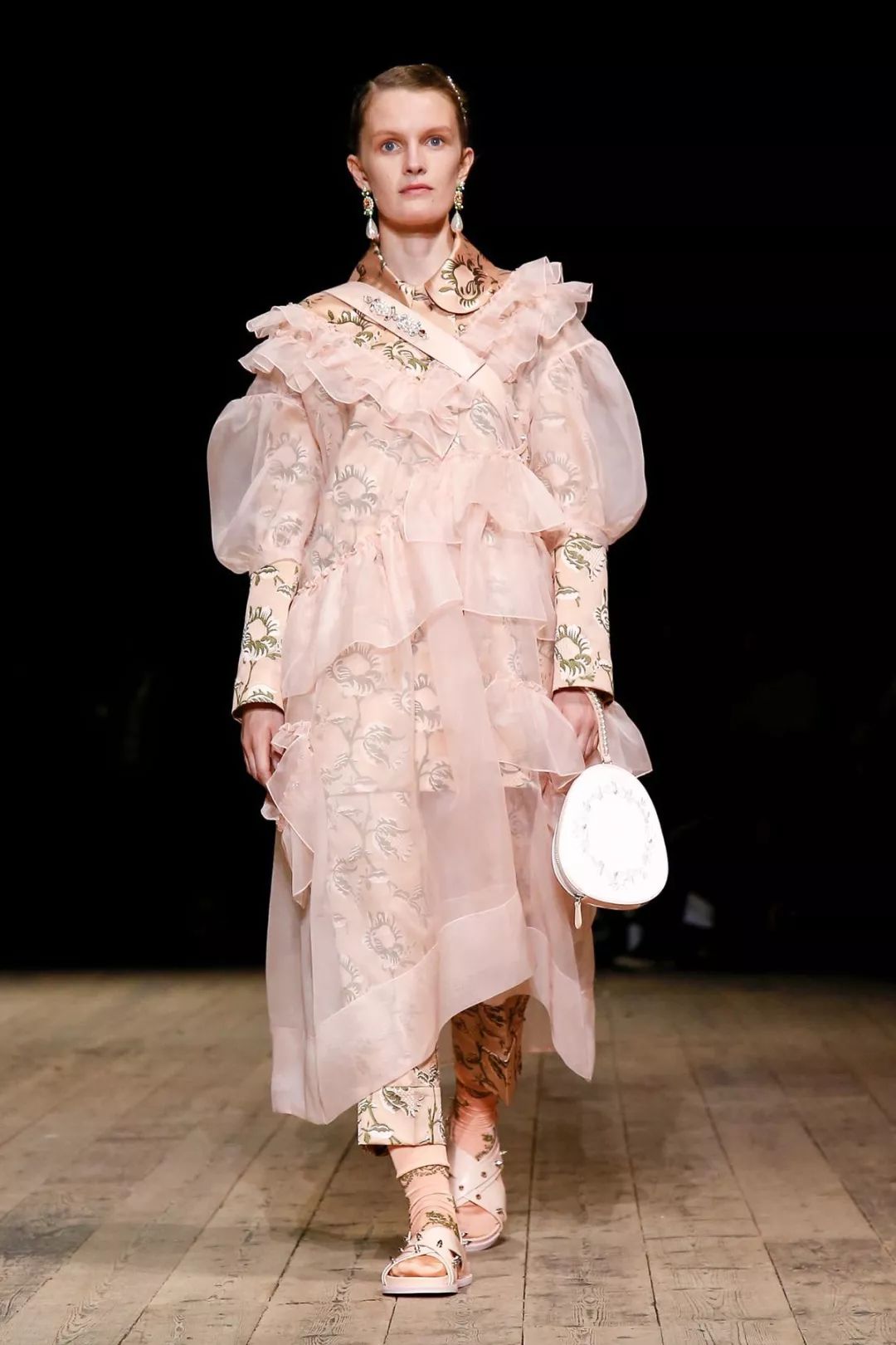 丝绸吊带长裙巴黎时装周,simonerocha泡泡裙