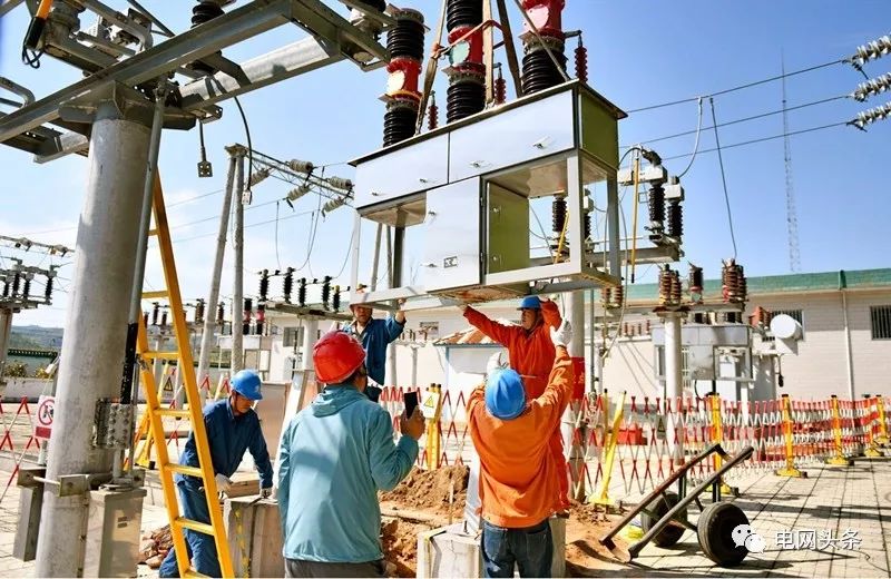 老人攥着一张小纸条，一见供电员工就塞进他手里…