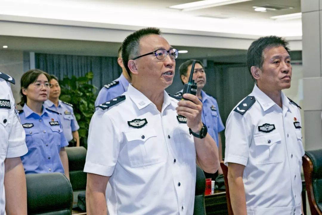 一群警察去ktv嗨翻全场,百名警察冲进ktv