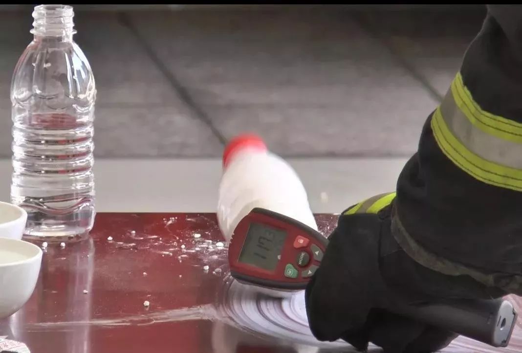 家长注意！多名小孩被炸瞎！随处可见的Ta遇水就会爆炸！