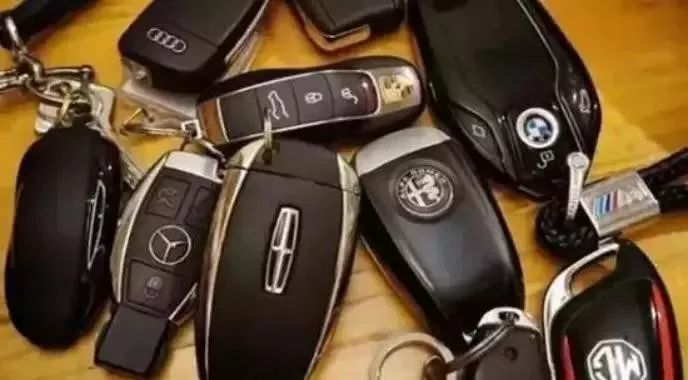 “那个总在朋友圈炫富的女孩，昨晚自杀了”