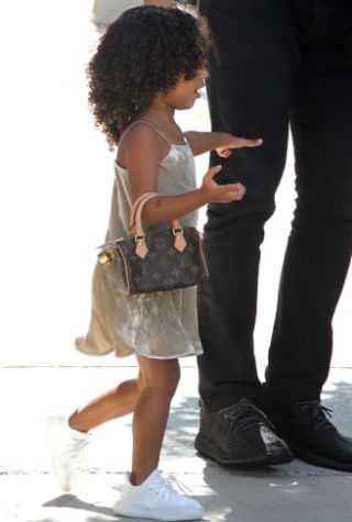 卡戴珊家族五大萌娃 (卡戴珊家族到底是怎么养孩子的)