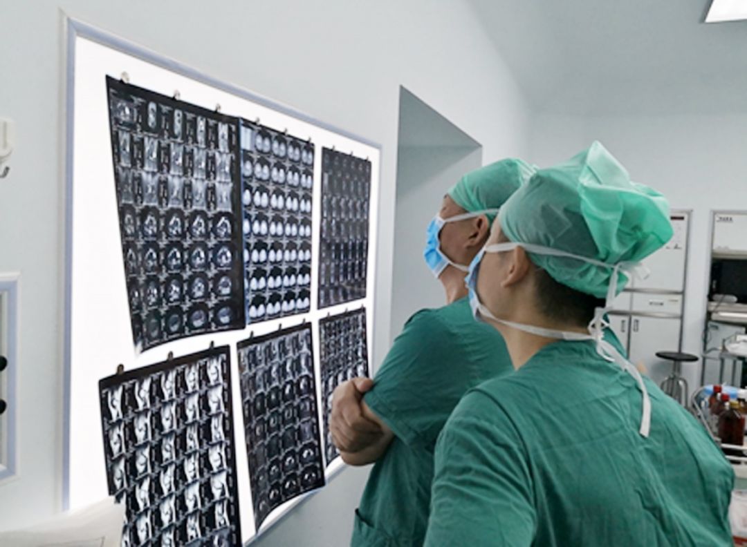 摔了一跤骨裂要做微创手术,摔一跤脚骨折手术