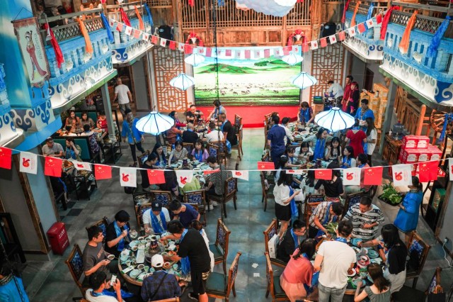 百位网红齐聚草原一岁羊开业庆典享蒙古之夜品全羊晚宴