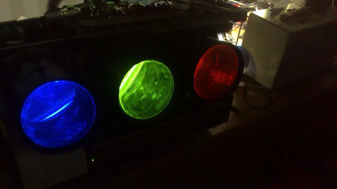 投影仪如何与屏幕相吻合,投影仪没有颜色和色调