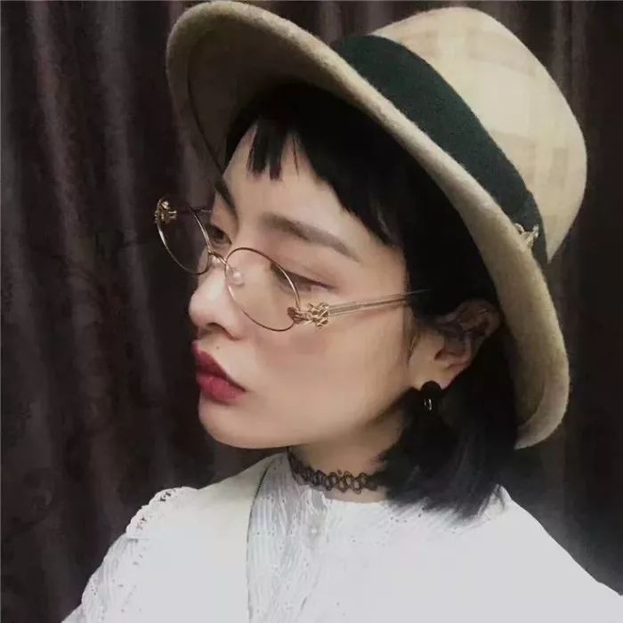 根据你的脸型和眼镜选发型,怎么选择适合自己的发型和眼镜