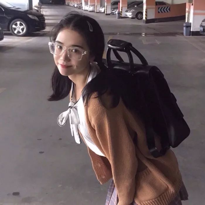 根据你的脸型和眼镜选发型,怎么选择适合自己的发型和眼镜