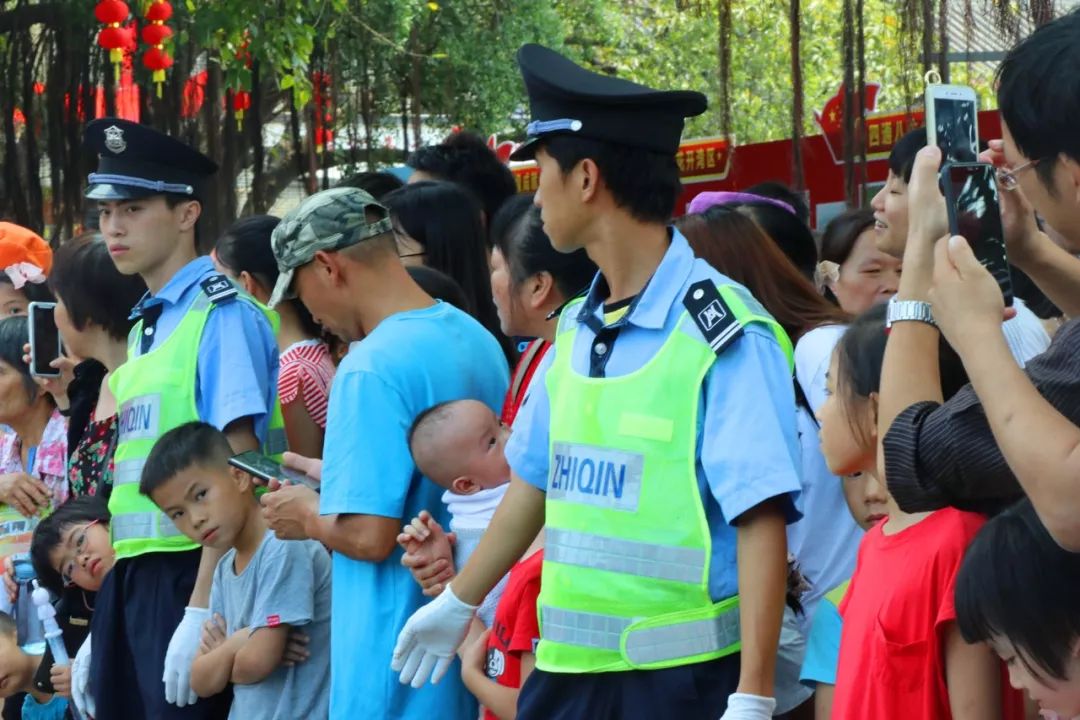 假日中一道靓丽的风景,假日里那个忙碌的身影