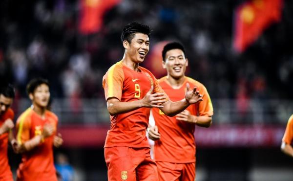 体坛联播｜国奥男足学习女排精神，上海大师赛16强产生