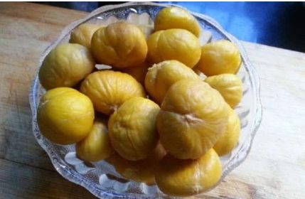 5秒钟剥板栗皮关键找准小机关,板栗剥开里面一层黑