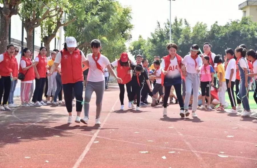 向着足球奔跑,怀揣着足球梦想