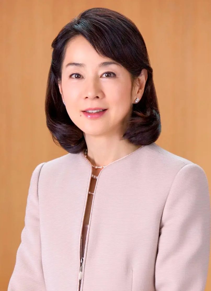 她是日本第一美女，是“活着的传说”！再大腕的明星遇到她，也化身迷弟迷妹