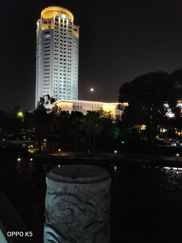 OPPOK5开箱上手:6400万超清四摄+30W闪充赛博金属意外好看