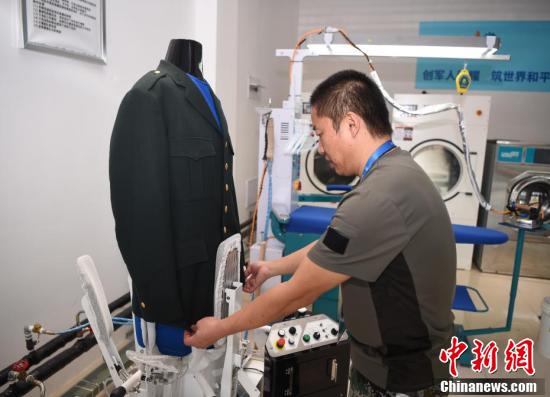 探访军运村洗涤服务保障组的军哥军嫂们