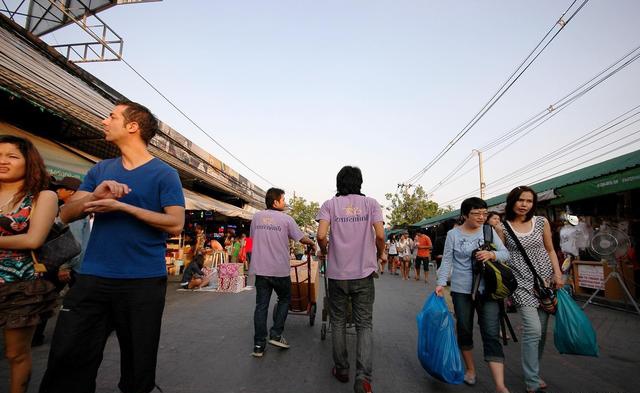 泰国头号市集像迷宫15000摊位15个足球场大游客迷路是常态