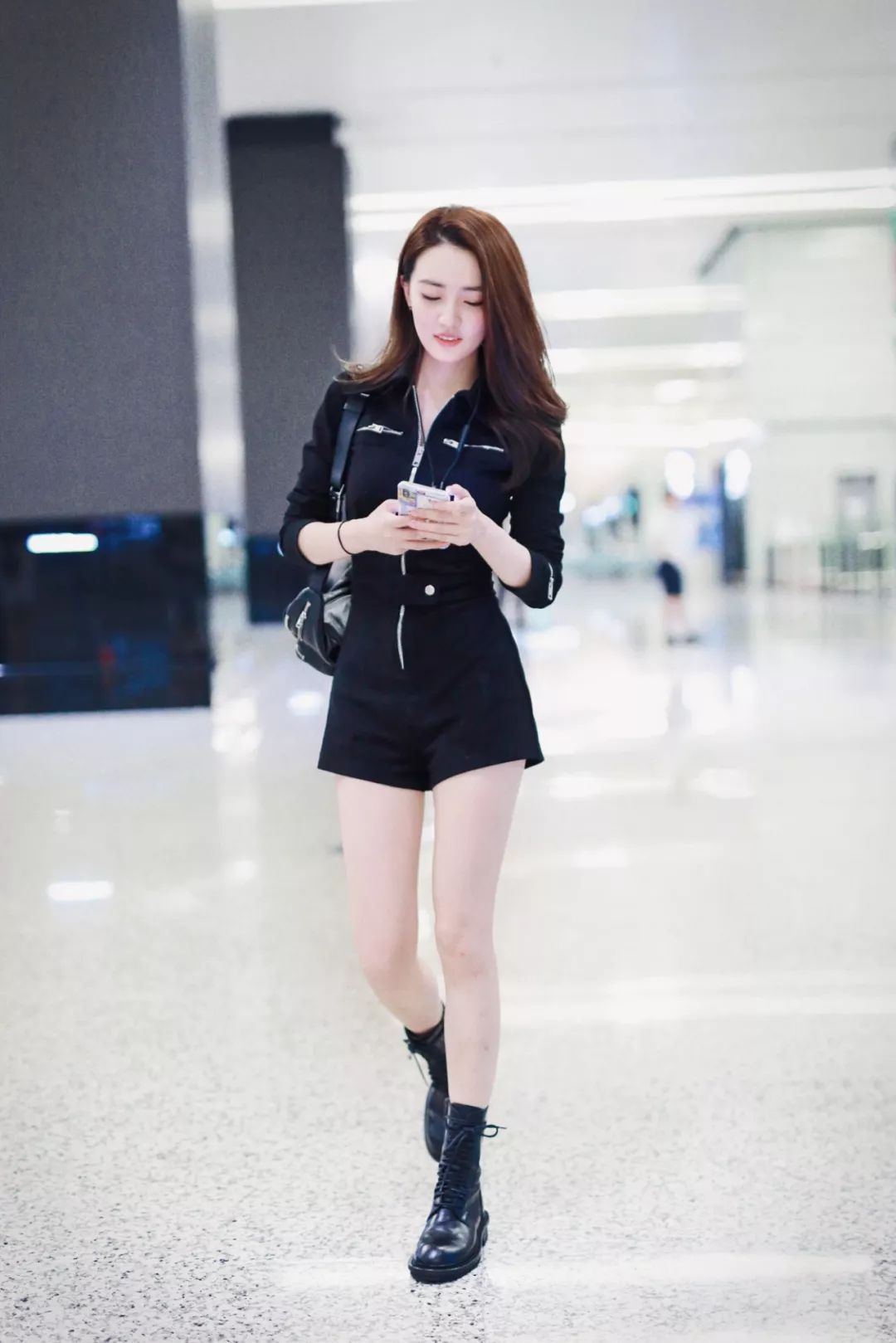 2022秋冬女明星马丁靴穿搭,女明星卡其色风衣搭配马丁靴图片