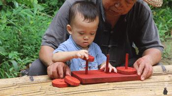 63岁中国大爷靠玩木头火到国外,61岁中国大爷惊呆老外