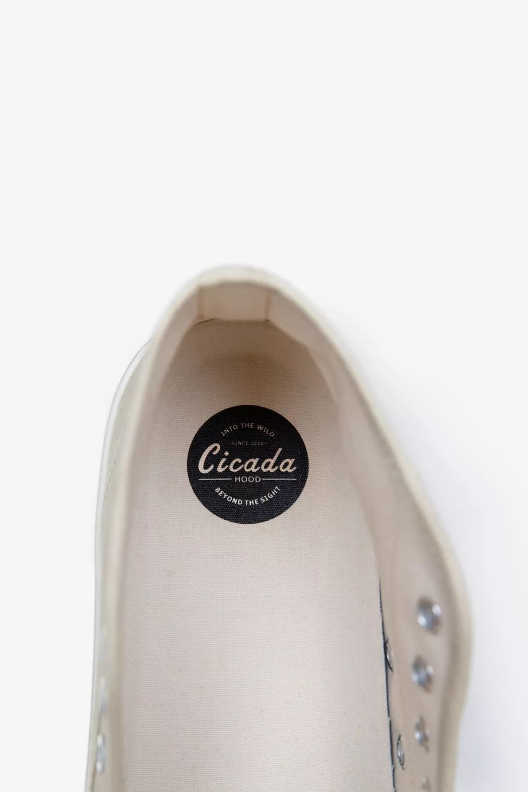 别装了，你的鞋已经出卖了你