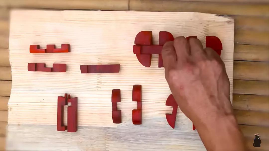 河南大爷做出2600年前的鲁班凳,山村老人制作鲁班凳惊艳国外