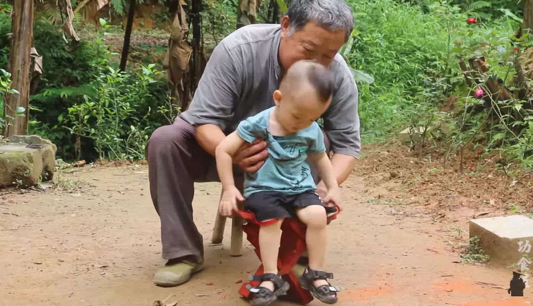 真·鲁班再世！61岁中国大爷造出2500年前鲁班凳，惊艳1000万外国网友：这还是我认识的中国功夫吗？