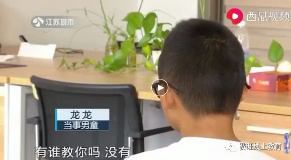 一家三口出行,司机竟是11岁男孩!母亲:他从小学场地赛车