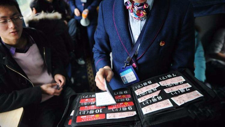 在火车上要改卧铺怎么跟乘务员说,火车卧铺乘务员为什么要收取车票