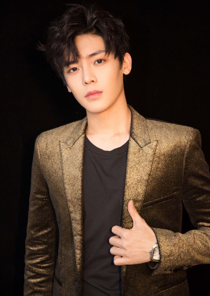 侯明昊戴眼镜喝饮料,侯明昊喝的什么饮料