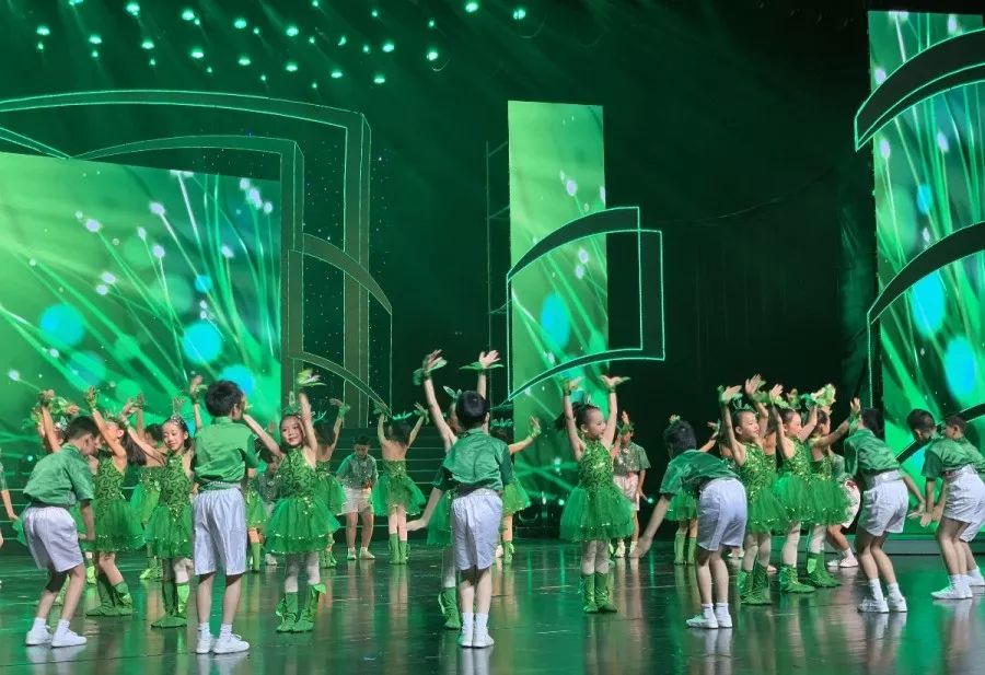 今天，这所学校的生日会惊艳全场