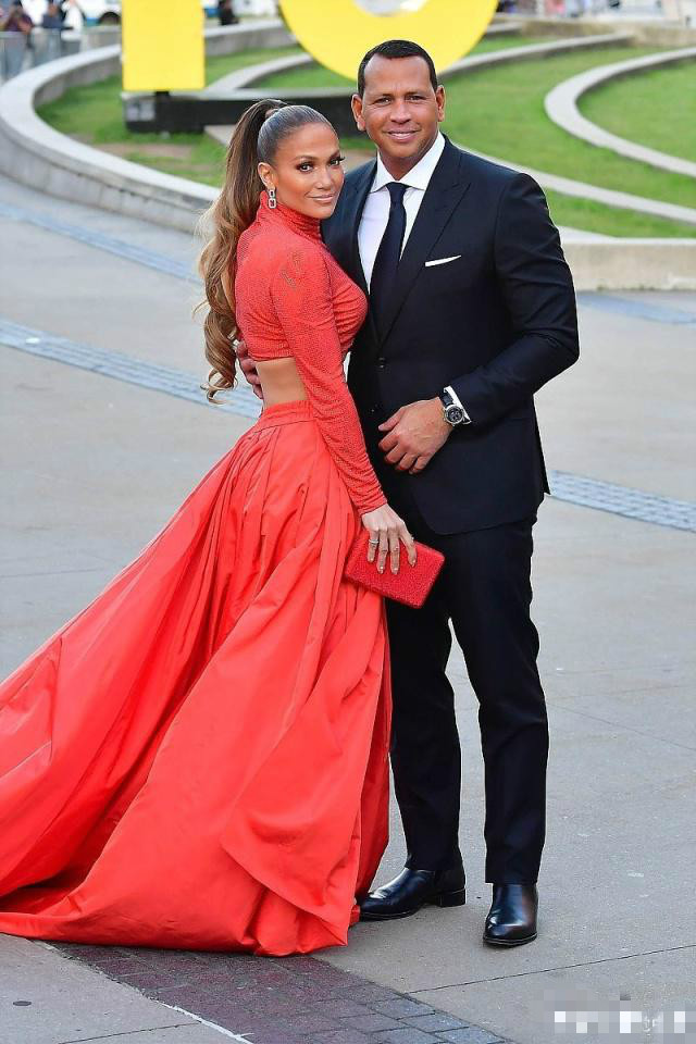 詹妮弗洛佩兹练臀部,詹妮弗·洛佩兹52岁身材