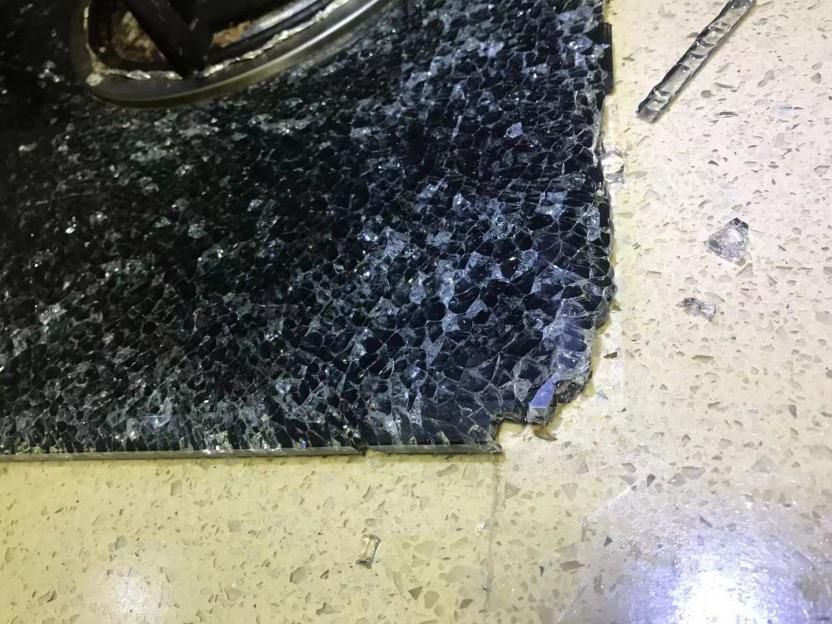 燃气灶玻璃面板炸裂还能做饭吗,做饭时燃气灶台面为何爆炸