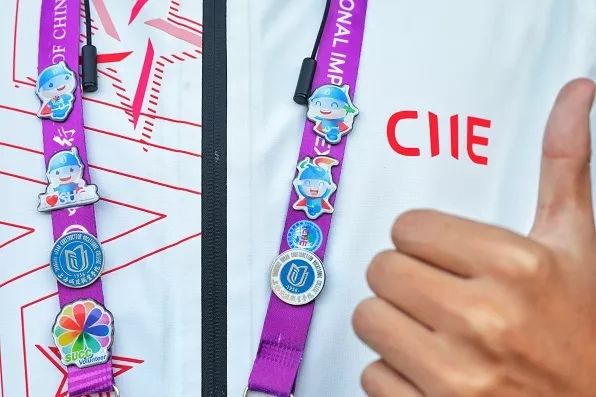 同学，换徽章吗？沪上各高校“小叶子”进博徽章大集合！