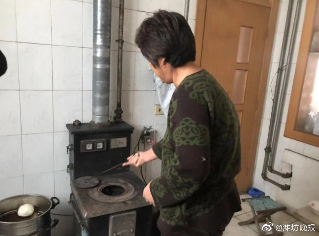 吃炭烤鱼一氧化碳中毒条件,吃炭火锅一氧化碳中毒被扶回屋内