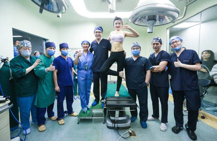 假体隆胸和脂肪隆胸哪个后遗症大,隆胸假体取出不取包膜的后遗症