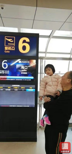 老人拎大包小包,老人提着大包小包赶火车