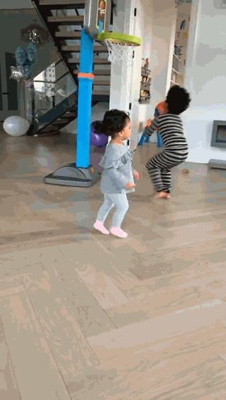 甜蜜美满！霍弗德妻子晒儿女幸福生活动态：妈妈的宝贝