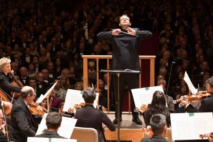 横跨大西洋，双城共享音乐总监的喜与忧