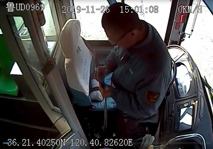 男子手机不慎掉入电梯缝,不小心把手机丢进公交车的零钱箱