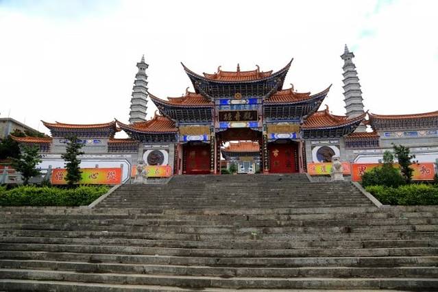 泸沽湖虎跳峡香格里拉怎么坐车,丽江香格里拉泸沽湖虎跳峡