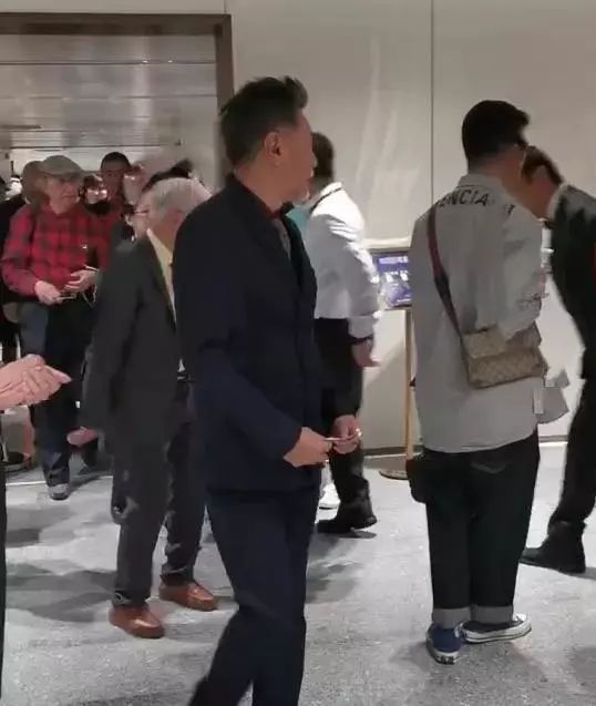 64岁陈道明偶遇84岁牛犇：不经意的动作，暴露了他真正的教养