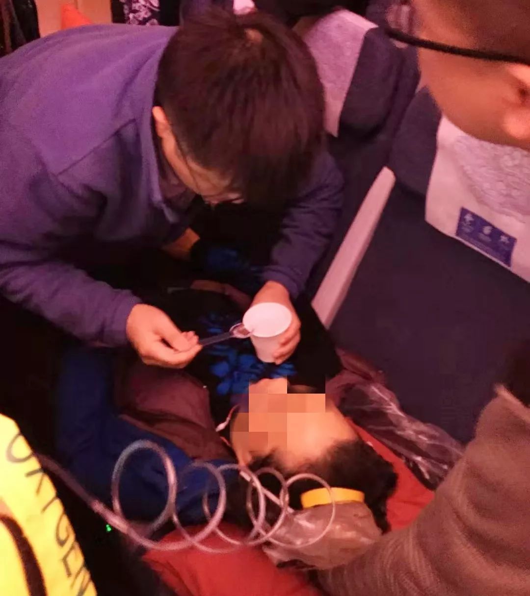 万米高空突发心脏病旅客,万米高空坠落昏迷