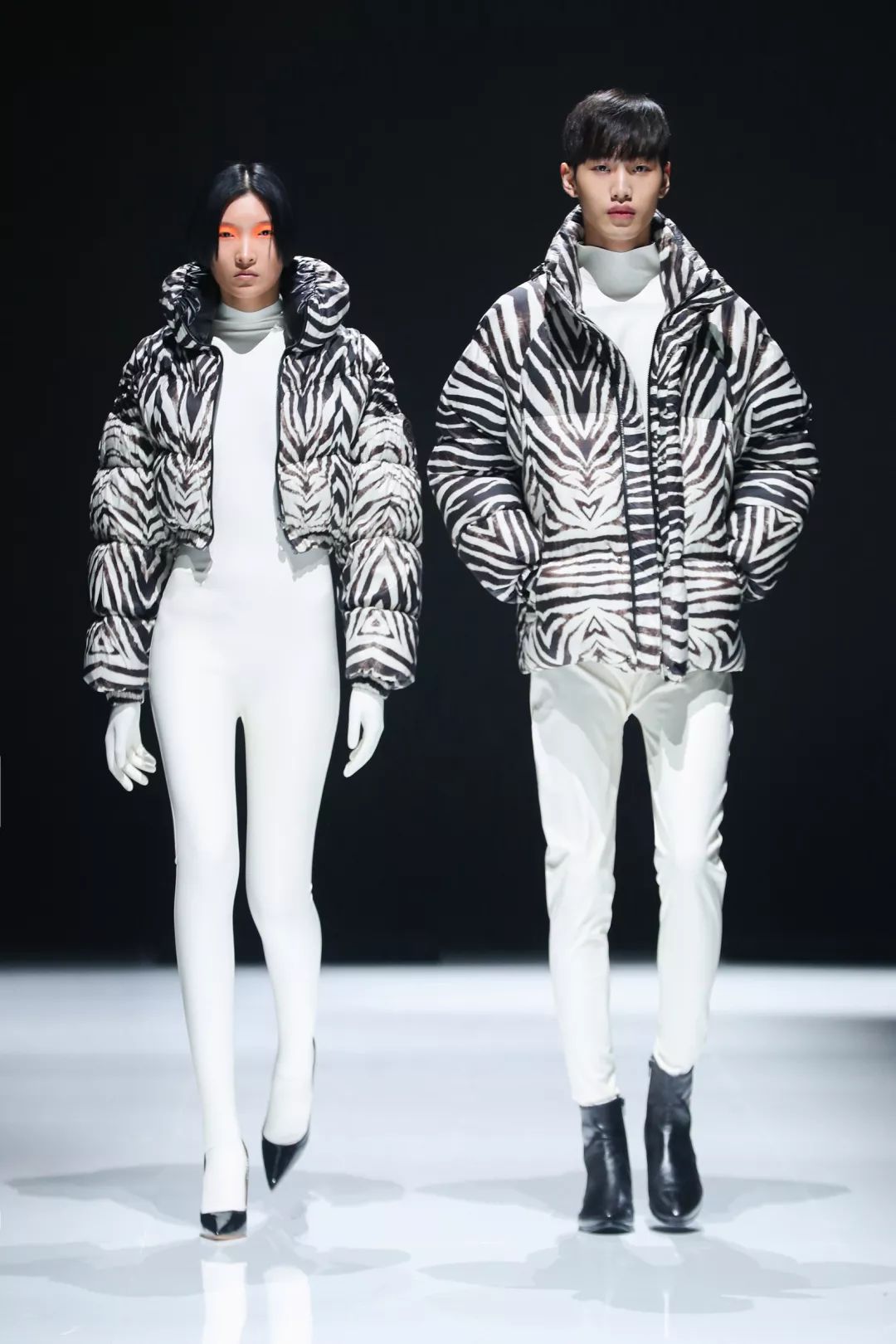 李宇春最新短款羽绒服,李宇春同款羽绒服长款