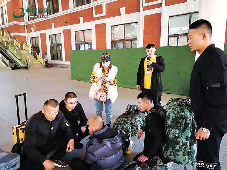 男子火车上癫痫发作警民合力救治,沈阳一男子突然倒地抽搐