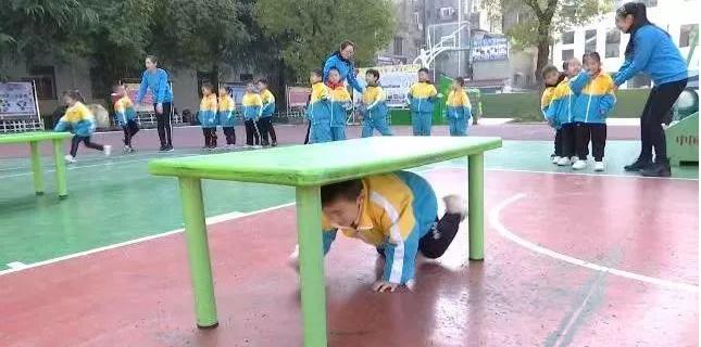 趣味亲子运动会萌娃家长乐翻天,小朋友玩的趣味运动会