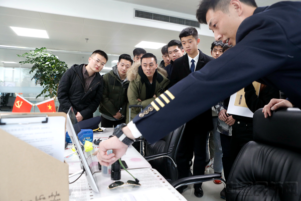 南航公众开放日大学生走近机长与签派