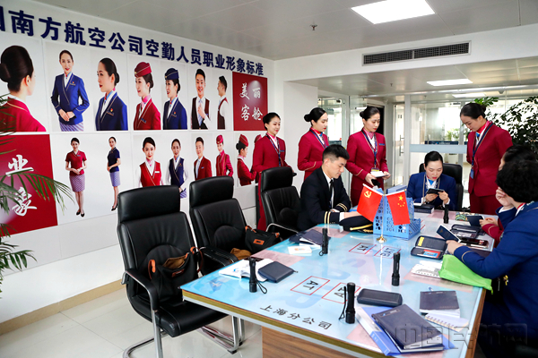 南航公众开放日大学生走近机长与签派