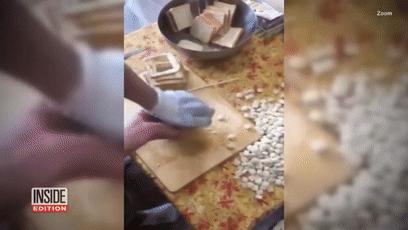 切出40000块面包丁玩拼图，无聊吃货的最高境界？